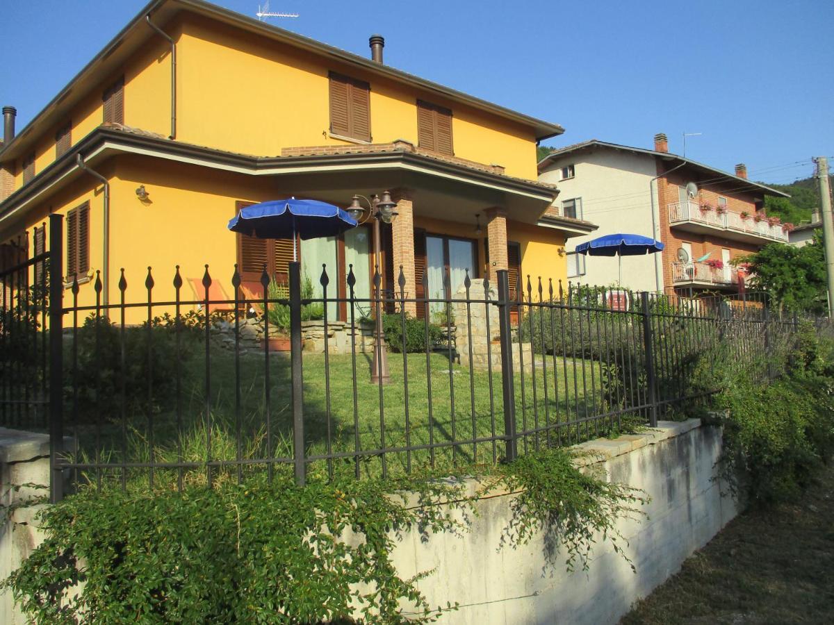 Il Risveglio Dei Sensi Villa Fossato di Vico Eksteriør billede