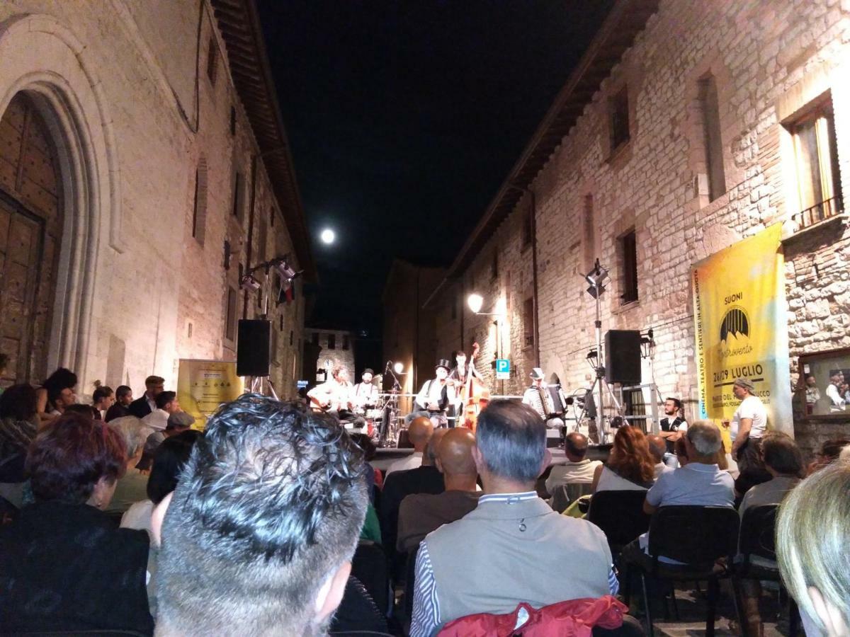 Il Risveglio Dei Sensi Villa Fossato di Vico Eksteriør billede
